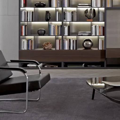 Poltrona di design in pelle con struttura in tubolare cromato e braccioli in massello di legno tinto nero WM di Misuraemme