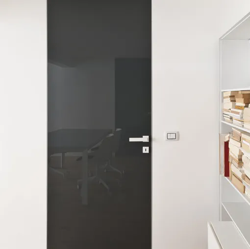Porta per interni a Filomuro Next in vetro con telaio in alluminio di Albed