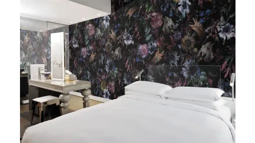Carta da parati con fiori colorati su fondo scuro Rio di London Art