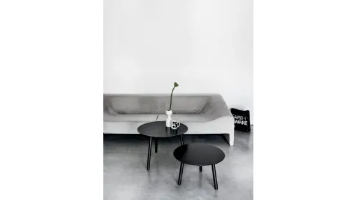 Tavolino rotondo con gambe in legno tinto e top in laminato nero disponibile in due altezze BCN Table di Kristalia
