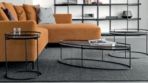 Tavolino in legno e metallo proposto in 2 forme e 3 altezze Atollo di Calligaris