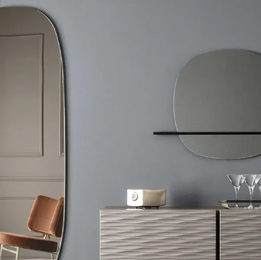 Specchio realizzato con elemento decorativo in metallo Vanity di Calligaris