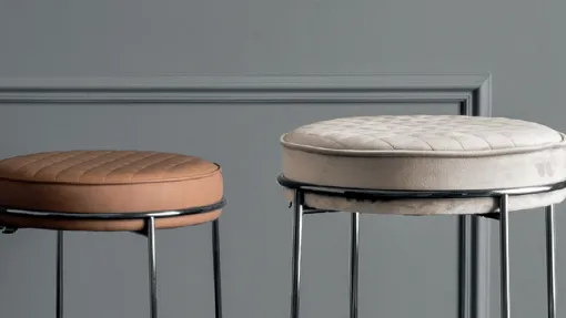 Pouf Atollo in tessuto imbottito e trapuntato con base in metallo di Calligaris