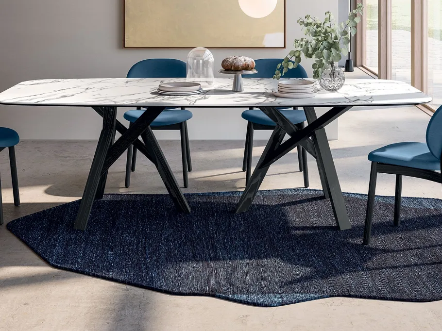 Tappeto a due colori con forma irregolare che ricorda una roccia Roche di Calligaris