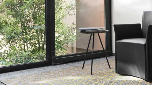 Tavolino sagomato con top in legno e gambe in metallo Tweet 01 di Calligaris