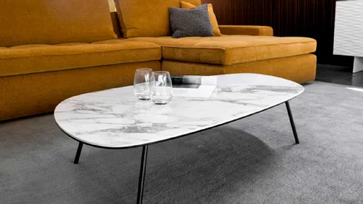 Tavolino sagomato con piano in ceramica effetto marmo Tweet 02 di Calligaris