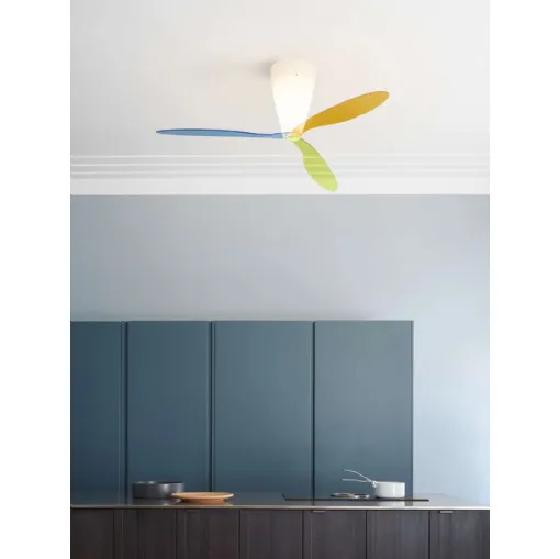 Lampada Blow da parete leggera ed essenziale muove l'aria a velocità regolabile di Luceplan