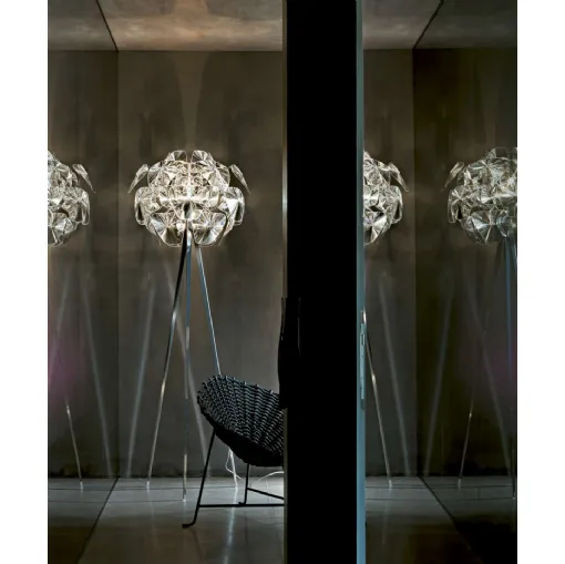Lampada da terra con petali in metacrilato agganciate in coppie mediante rametti in policarbonato Hope di Luceplan