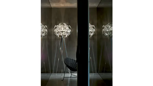 Lampada da terra con petali in metacrilato agganciate in coppie mediante rametti in policarbonato Hope di Luceplan
