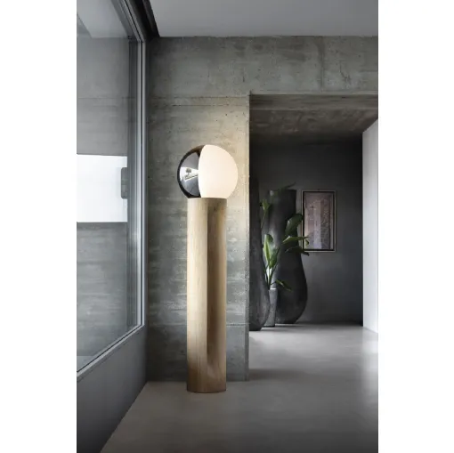 Lampada scultorea da terra in legno di rovere con sfera girevole in vetro bicolore bianco e argento Je Suis di Pentalight