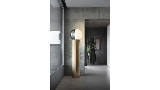 Lampada scultorea da terra in legno di rovere con sfera girevole in vetro bicolore bianco e argento Je Suis di Pentalight