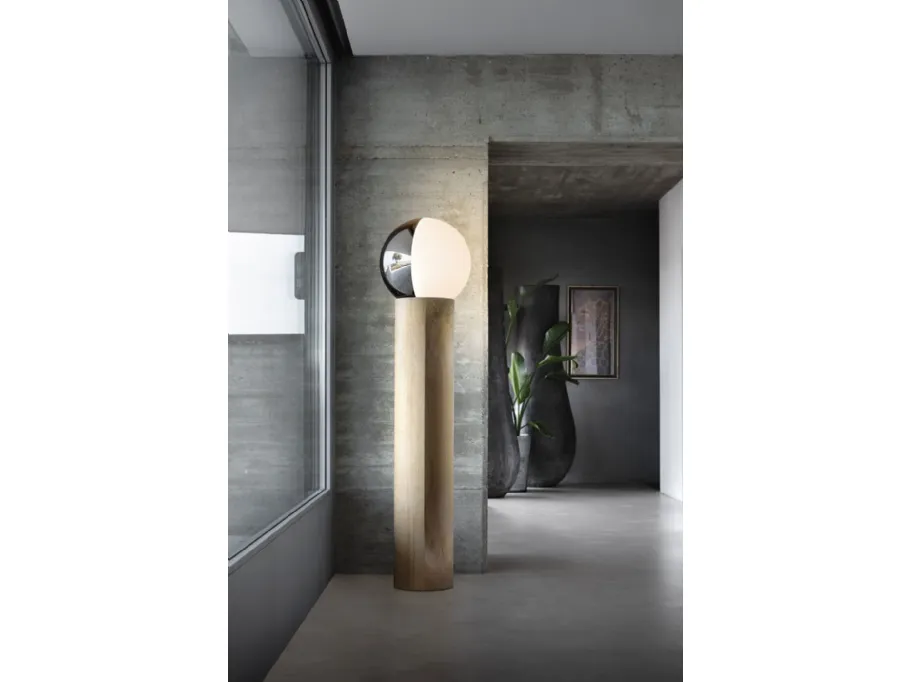 Lampada scultorea da terra in legno di rovere con sfera girevole in vetro bicolore bianco e argento Je Suis di Pentalight