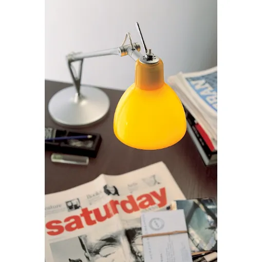 Lampada da tavolo con diffusore in vetro verniciato Luxy di Rotaliana