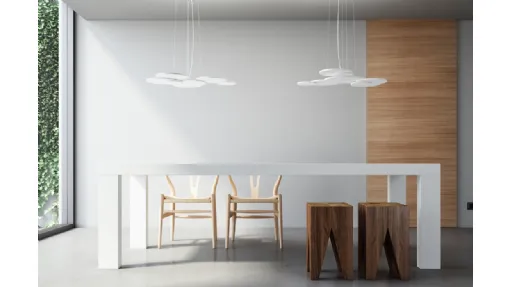 Lampada a sospensione realizzata dalla sovrapposizione di elementi circolari in alluminio e pannelli medium–density light Overlap di Rotaliana