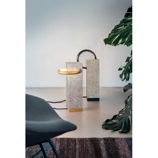 Lampada da terra con anello verticale o orizzontale in metallo verniciato opaco nei colori oro o nero su struttura monoblocco in pietra Angolo di Pentalight