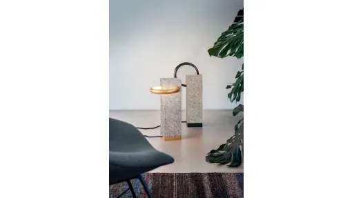 Lampada da terra con anello verticale o orizzontale in metallo verniciato opaco nei colori oro o nero su struttura monoblocco in pietra Angolo di Pentalight