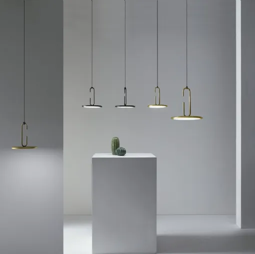 Lampada a sospensione in metallo oro e nero formata da un disco accoppiato ad un'asola aperta Clip di Pentalight