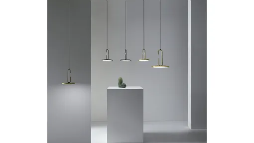 Lampada a sospensione in metallo oro e nero formata da un disco accoppiato ad un'asola aperta Clip di Pentalight