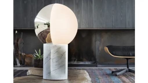 Lampada da tavolo in vetro con base in marmo bianco di Carrara e sfera girevole in vetro bicolore bianco e argento Je Suis di Pentalight