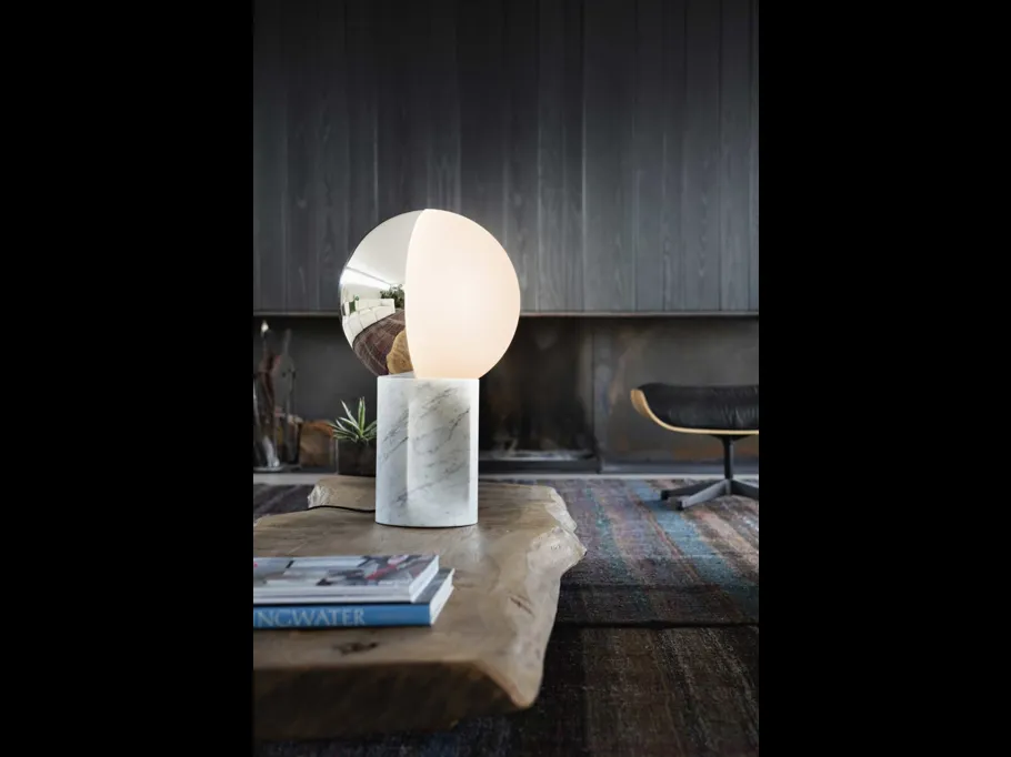 Lampada da tavolo in vetro con base in marmo bianco di Carrara e sfera girevole in vetro bicolore bianco e argento Je Suis di Pentalight