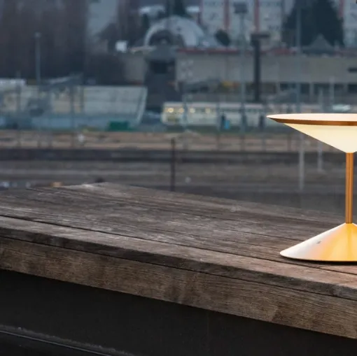 Lampada da tavolo in metallo dorato e diffusore in vetro con batteria ricaricabile Narciso di Pentalight