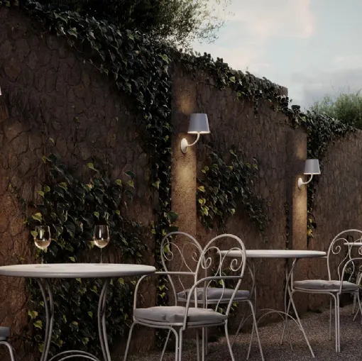 Lampada da esterni da parete con struttura in pressofusione di alluminio verniciato bianco opaco e diffusore in policarbonato trasparente Poldina 230V di Zafferano