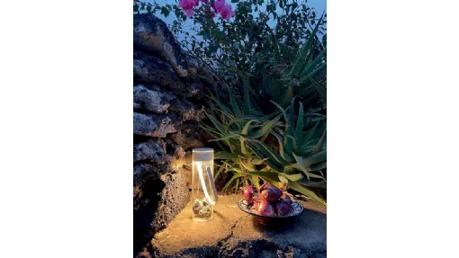 Lampada da esterni in vetro soffiato borosilicato in cui è alloggiato un tappo luminoso Chiardiluna di Rotaliana