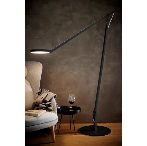 Lampada da terra in alluminio con diffusore orientabile String XL di Rotaliana