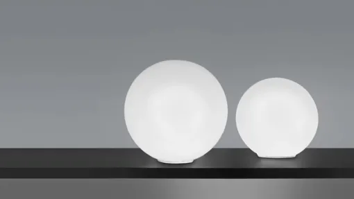 Lampada da tavolo con diffusore in vetro triplex opale satinato soffiato a bocca, e struttura in metallo Sferis di Zafferano