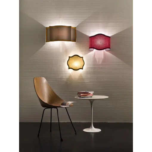 Lampada da parete che rivisita il classico paralume in seta con passamaneria in chiave moderna Tessuto di Pentalight