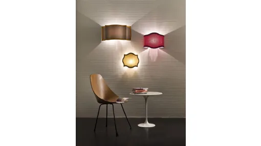 Lampada da parete che rivisita il classico paralume in seta con passamaneria in chiave moderna Tessuto di Pentalight
