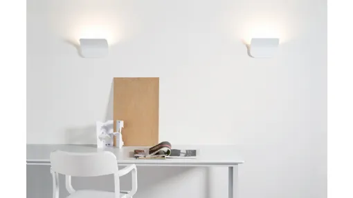 Lampada da parete in alluminio bianco con sottile e sinuosa geometria Tide di Rotaliana