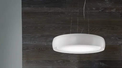 Lampada a sospensione con diffusore in vetro triplex opale satinato soffiato a bocca, con struttura in metallo verniciato bianco Treviso di Zafferano