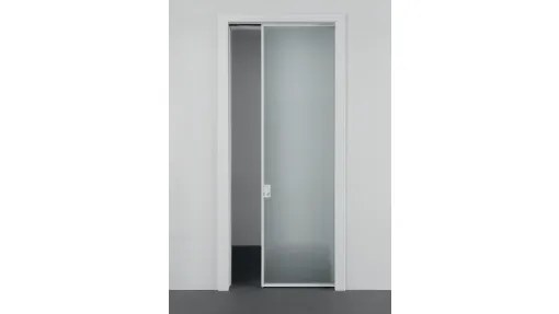 Porta a scomparsa con anta in vetro polvere satinato Beat di Albed