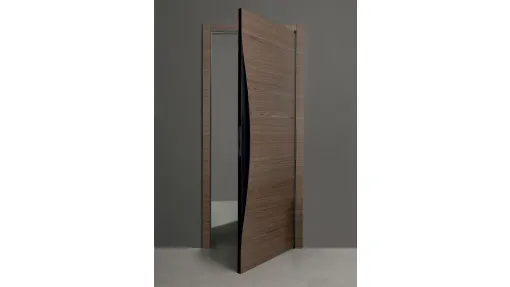 Porta per interni di design in legno noce canaletto con serratura magnetica Blow di Albed