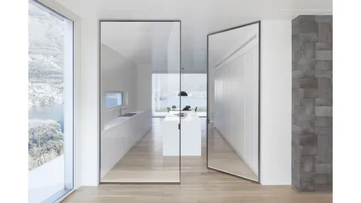 Porta per interni battente in vetro con profili in alluminio Como Pivot di Viva