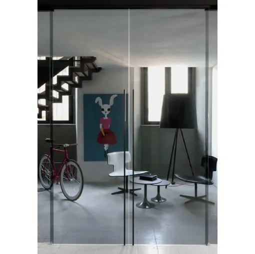 Porta scorrevole con ante in vetro acidato e profili in alluminio nero Dot di Albed
