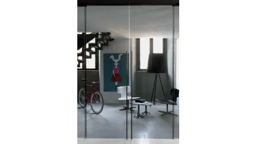 Porta scorrevole con ante in vetro acidato e profili in alluminio nero Dot di Albed