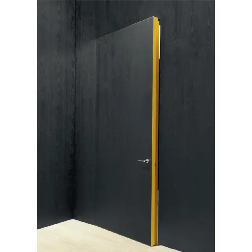 Porta filomuro con anta in legno carbone e stipite laccato ocra Integra di Albed