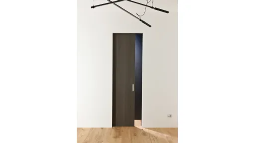 Porta a scomparsa con anta in legno smoky grey Trait di Albed