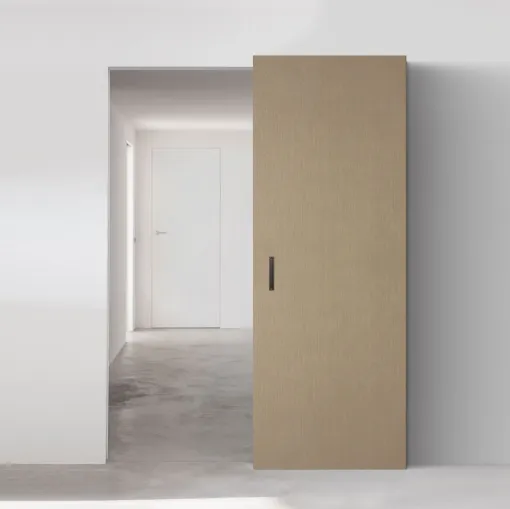 Porta per interni scorrevole in legno che nasconde il binario di scorrimento, sia con porta aperta che con porta chiusa VSE Minima di Viva