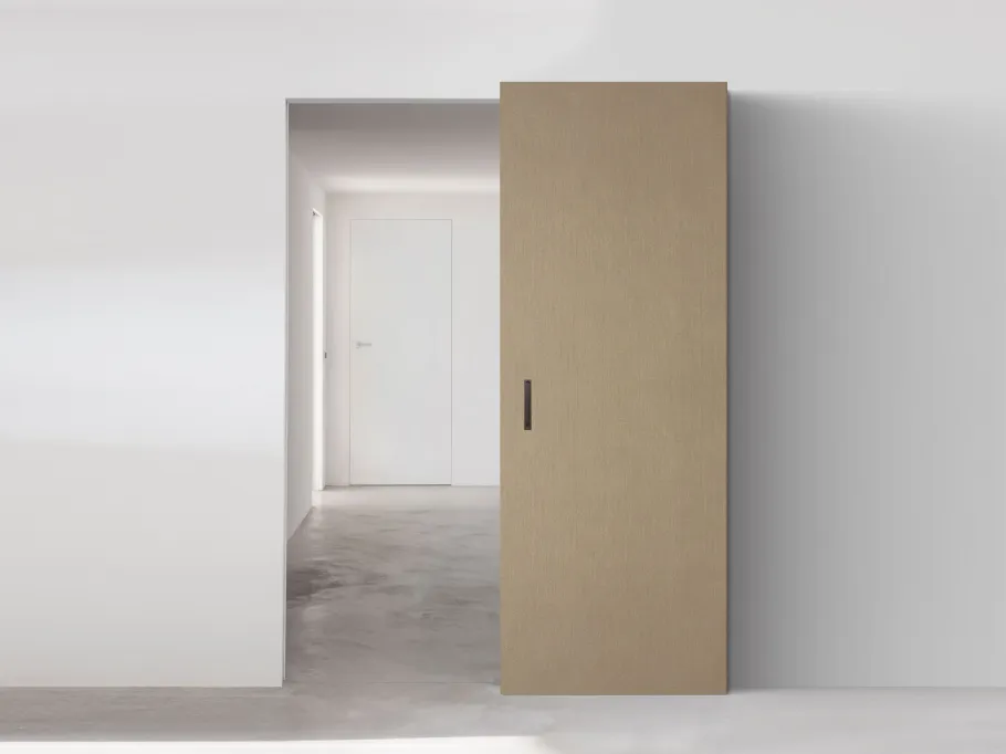 Porta per interni scorrevole in legno che nasconde il binario di scorrimento, sia con porta aperta che con porta chiusa VSE Minima di Viva