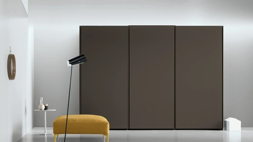 Armadio con ante scorrevoli Aria Gola di Kristalia
