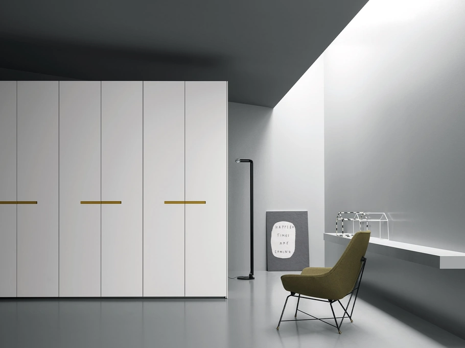 Armadio con ante battenti Aria Grafica di Kristalia