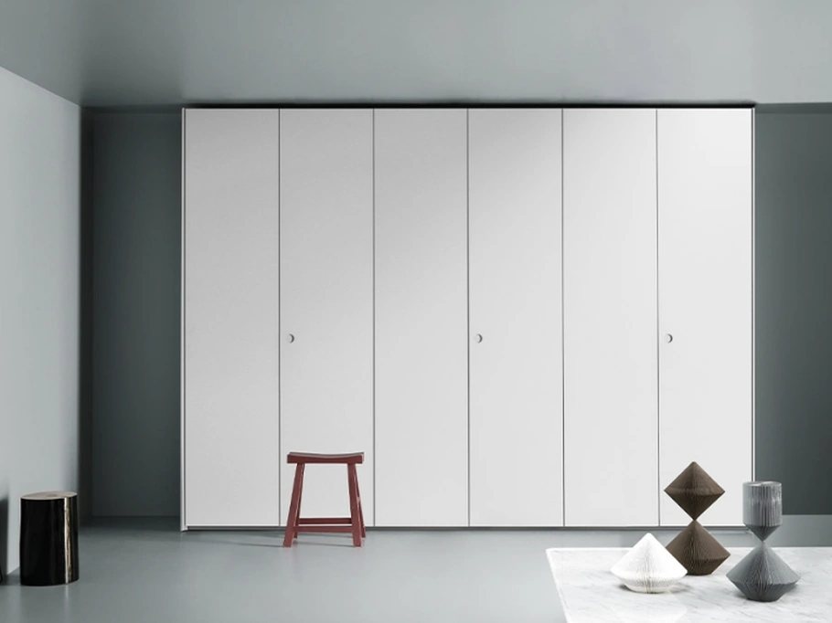 Armadio con ante battenti Aria Simple Incavo di Kristalia