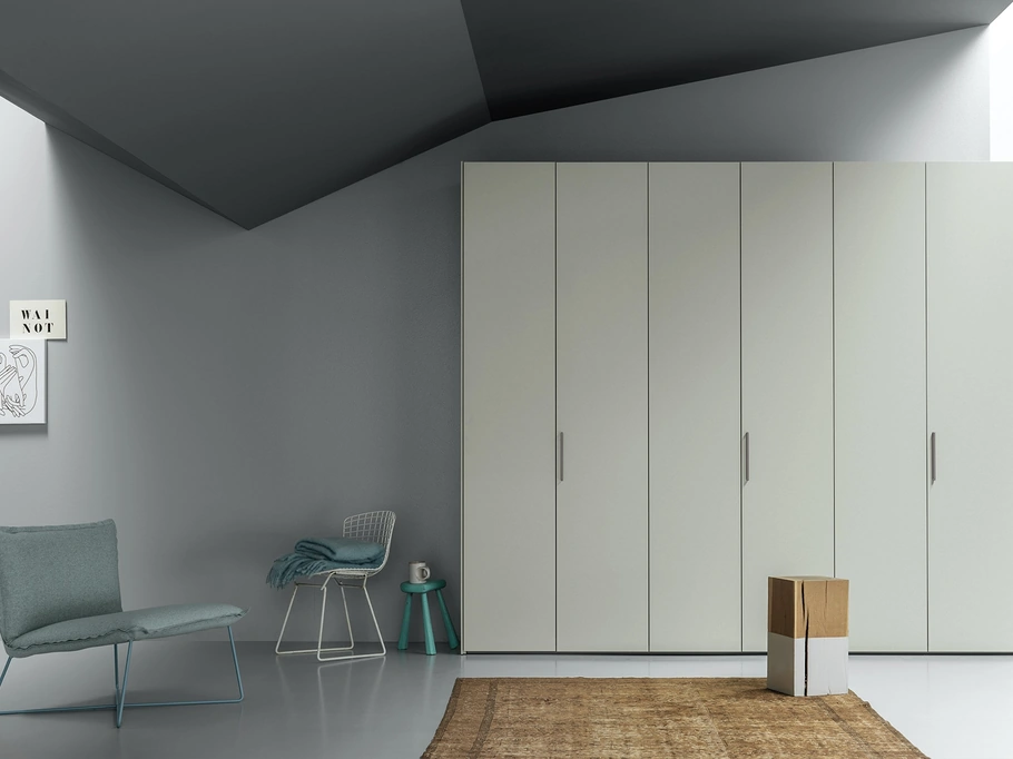 Armadio con ante battenti Aria Simple di Kristalia