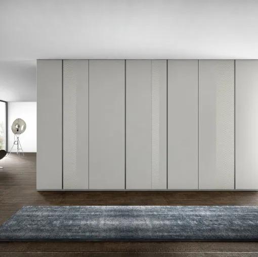Armadio a muro a tutta altezza in laccato grigio chiaro e vetro Comp 10 di Voltan