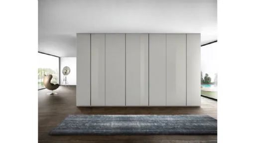 Armadio a muro a tutta altezza in laccato grigio chiaro e vetro Comp 10 di Voltan