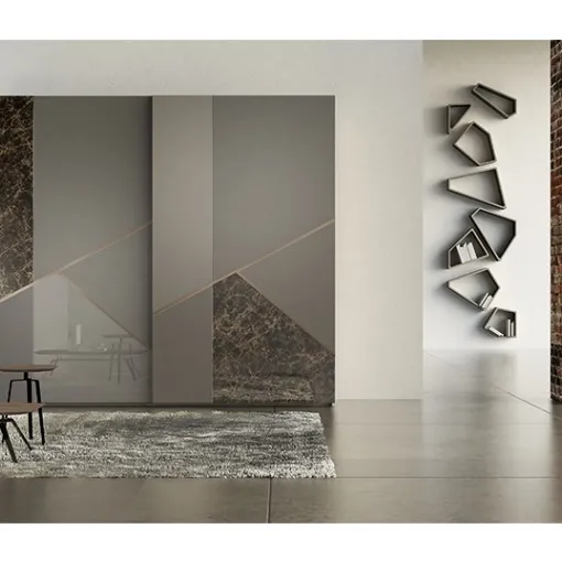 Armadio Comp 13  in laccato opaco con inserti in ceramica, vetro e bronzo graffiato di Voltan
