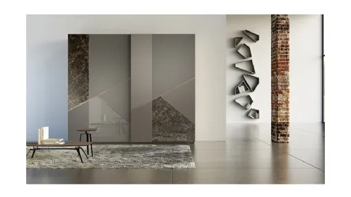 Armadio Comp 13  in laccato opaco con inserti in ceramica, vetro e bronzo graffiato di Voltan
